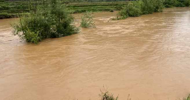 防汛常規物資中主要包含麻袋吸水膨脹袋,無紡布吸水膨脹袋,防汛沙袋,防汛噸袋,防汛編織袋,雨衣,雨靴,雨傘,彩條布,工兵鏟,十字鎬,八磅錘,應急救生包等。