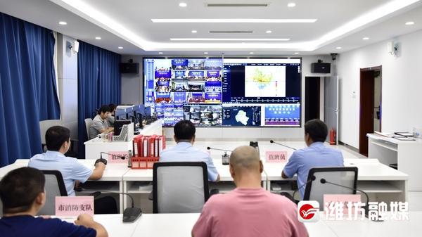 防汛常規(guī)物資中主要包含麻袋吸水膨脹袋,無紡布吸水膨脹袋,防汛沙袋,防汛噸袋,防汛編織袋,雨衣,雨靴,雨傘,彩條布,工兵鏟,十字鎬,八磅錘,應急救生包等。