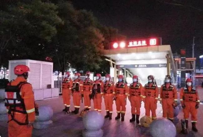 全市青年突擊隊(duì)構(gòu)筑防汛&ldquo;青春堤壩&rdquo;