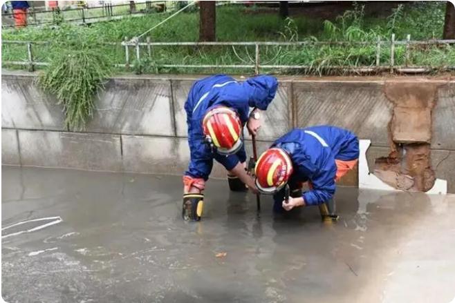 麒麟?yún)^(qū)遭暴雨突襲|部分道路積水嚴(yán)重，消防緊急排澇解憂